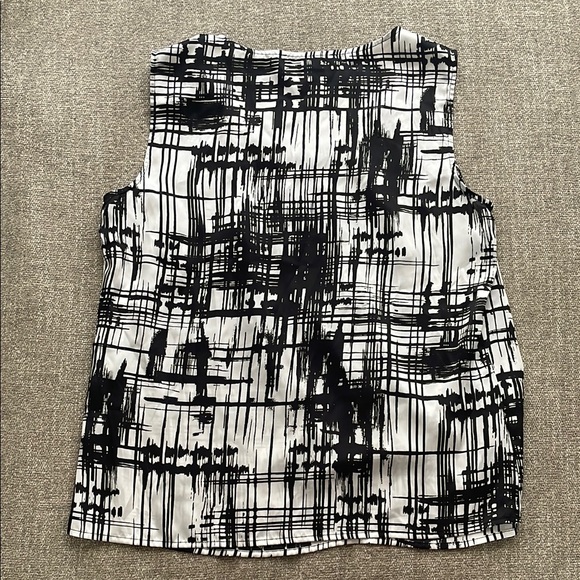 Jones Studio Women Size M Black and White Sleeveless Rounded Top - Picture 4 of 4